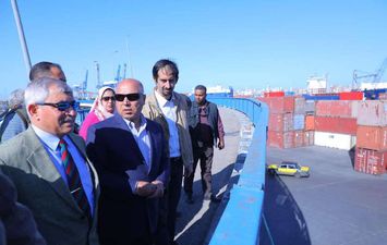 وزير النقل في جولة تفقدية بميناء الإسكندرية