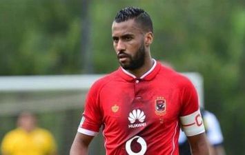 حسام عاشور لاعب وسط الفريق الأول لكرة القدم بالنادي الأهلي