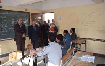 محافظ المنيا يتفقد عددًا من المدارس