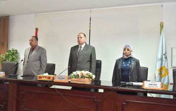 محافظ أسيوط يبحث مع ممثلي 30 جمعية أهلية تنسيق المساعدات للأ