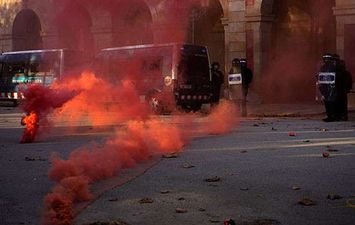 متظاهرو كتالونيا يحرقون متاريس ويشتبكون مع الشرطة 