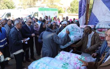محافظ قنا يسلم 400 بطانية ولحاف للأسر الأكثر احتياجًا 