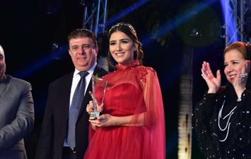 مي عمر تخطف الأضواء في حفل التليفزيون المصري