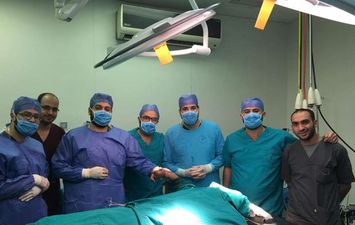 فريق جراحي بمستشفى طوارئ المنصورة ينجح بإعادة يد شاب بعد قطع