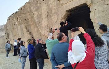 وفد سياحي أمريكي يزور المناطق الأثرية بالمنيا