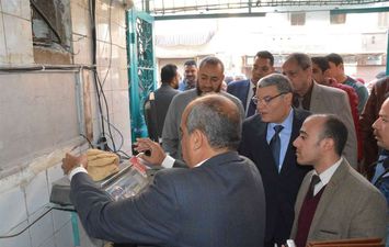 محافظ المنيا يقود حملة مفاجئة على المخابر البلدية بحي أبوهلا