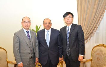 وزير التنمية المحلية يستقبل وفد من شركة يوتونج الصينية