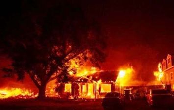 أربعة أشخاص يشعلون النيران في منزل جارهم بحلوان