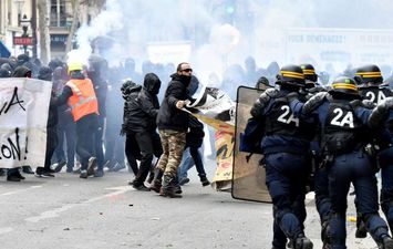 شرطة باريس تشتبك مع محتجين على نظام المعاشات الجديد وتطلق ال