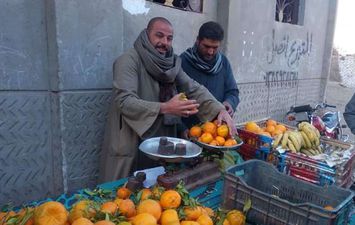 تاجر فاكهة يتبرع بحصيلة البيع لاستكمال بناء مسجد بإهناسيا