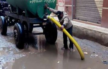 إزالة تجمعات المياه من الشوارع الرئيسية والفرعية بجميع المنا