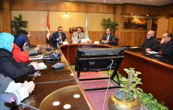 محافظ الغربية يبحث سبل تحسين مستوى أداء الإدارات