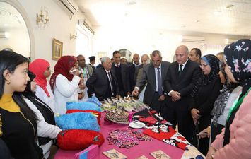 محافظ قنا يسلم 50 كرسي لذوي الإحتياجات الخاصة