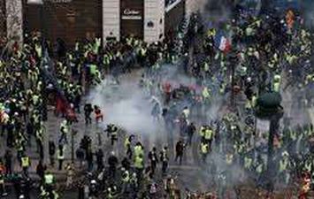 شرطة طهران تفرق المتظاهرين بقنابل الغاز