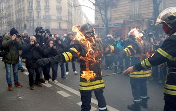 احتجاجات رجال الإطفاء في فرنسا (رويترز)