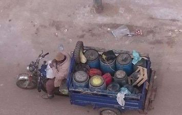 بائع صابون بتروسيكل ببنى سويف ينبه على المواطنين بصلاة الظهر لإنقطاع الكهرباء 