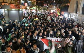 تظاهر آلاف الفلسطينيين احتجاجا على خطة ترامب للسلام