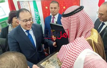 رئيس الوزراء يتفقد الجناح السعودي بمعرض الكتاب 2020 
