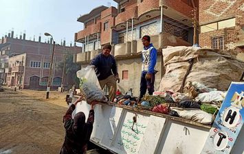 رفع القمامة من شوارع إهناسيا ببني سويف 
