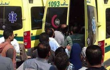سيارات الاسعاف تنقل المصابين الى المستشفى