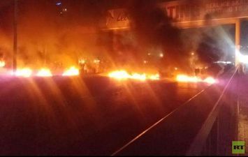 قطع الشوارع بالإطارات المشتعلة في لبنان الليلة (روسيا اليوم)