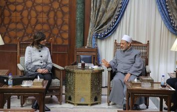 لقاء شيخ الأزهر مع السفيرة نبيلة مكرم، وزيرة الهجرة 