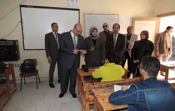 محافظ بني سويف يتفقد امتحانات الشهادة الاعدادية 