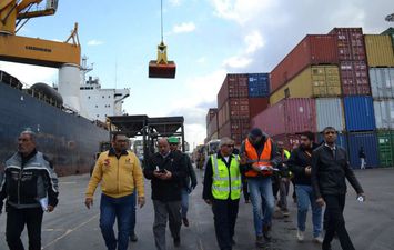 نشاط في حركة السفن والبضائع والشاحنات بميناء الإسكندرية