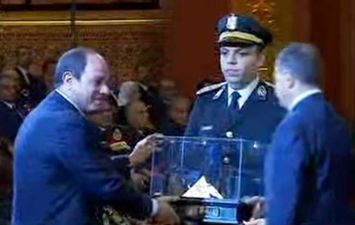  وزير الداخلية يقدم للسيسي هدية تذكارية بمناسبة الاحتفال بعيد الشرطة