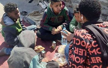 4 أطفال متشردين بشوارع قنا بسبب التفكك الأسري والتصاميم ينقذهم