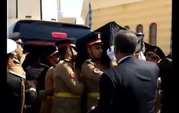 أول صورة لدخول نعش مبارك