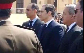  أول ظهور لعلاء وجمال مبارك أثناء نقل جثمان والدهما داخل مسجد المشير 