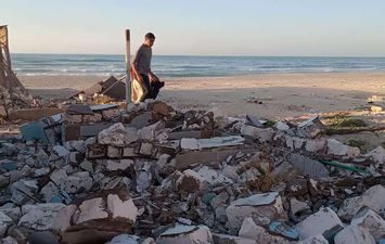 إزالة الإشغالات بشواطئ البيطاش والسلام بالإسكندرية