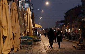 إغلاق المحلات بمدينة ميلانو الإيطالية بعد تفشي كورونا (REUTERS)