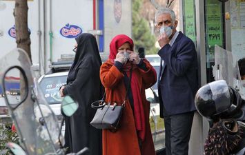 إيرانيون في أحد شوارع طهران يرتدون كمامات للوقاية من انتشار فيروس كورونا
