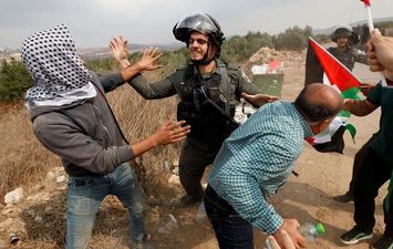 اعتداء الجنود الإسرائيليين على المواطنين الفلسطينيين (Reuters )