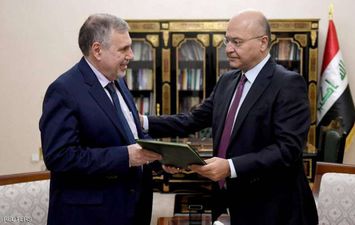 الرئيس العراقي برهم صالح يكلف علاوي بتشكيل الحكومة (رويترز)