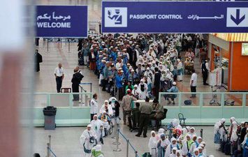 السعودية تقرر تعليق سفر المقيمين إلى إيران
