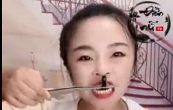 الفتاة الصينية تلتهم الدود (Social media)