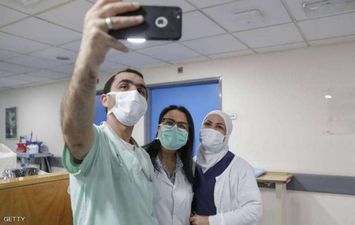 الفريق الطبي بمستشفى الحريري حيث تقيم المصابة بـ كورونا (GETTY)