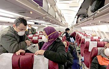 المصريين العائدون من الصين من داخل الطائرة المخصصة لإجلائهم