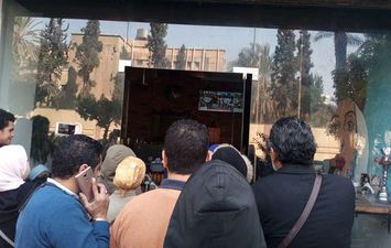 المواطنون يشاهدون جنازة مبارك