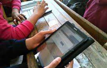 امتحان طلاب الصف الأول الثانوى على التابلت