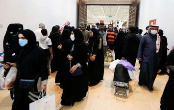 بحرينيون يرتدون الكمامة الواقية من كورونا في المنامة (REUTERS )