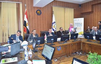 جانب من الاجتماع بجامعة بني سويف 