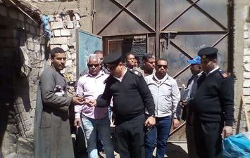 حملة غلق مخزن خردة باسوان 