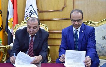 خلال توقيع البروتوكول بجامعة بني سويف 