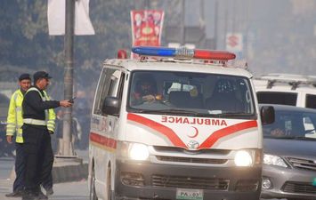 رجال إسعاف في باكستان (Reuters)