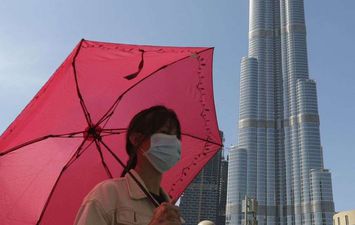 سيدة ترتدي قناعا واقيا في دبي، 30 يناير 2020 (AP )