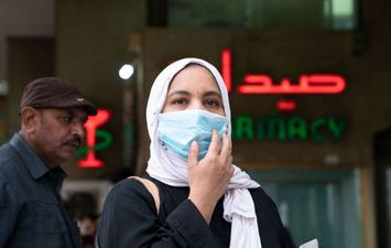 سيدة ترتدي كمامة بسبب كورونا في الكويت، 25 فبراير 2020 (REUTERS )